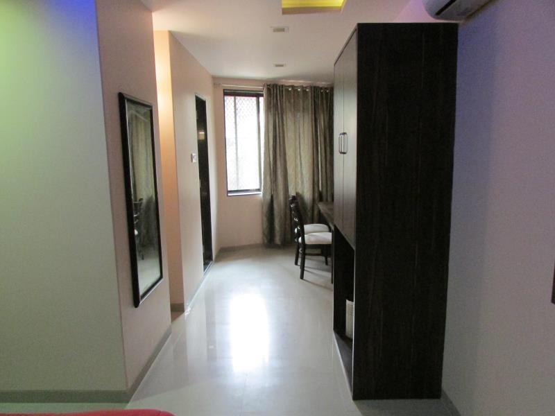 Oyo 49867 Hotel Kalpana Residency Bombaj Zewnętrze zdjęcie